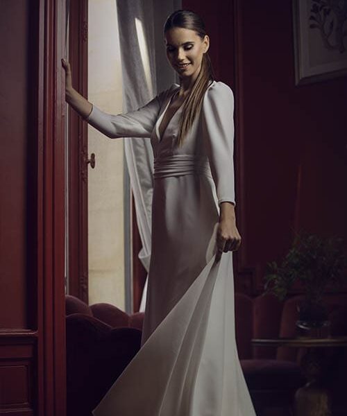 Ambitieuse - Robe de mariée dos nu<br />
Fermeture noeud et boutons - Les intemporelles